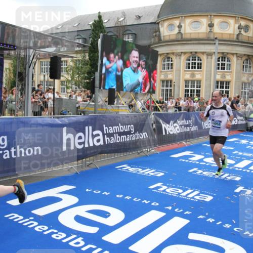 29.06.2025 - hella hamburg halbmarathon Michael Strokosch http://msf.ph/oto/8490181 29.06.2025 10:45:04 Ziel 1171, 1424, 1520, 2890, 3917, 6266, 7709, 7843, 9030, 9710, 10741, 11688, 13919, 15334, 16058, 17381, 17382, 17544, 18055 meine-sportfotos.de