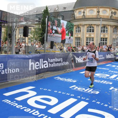 29.06.2025 - hella hamburg halbmarathon Michael Strokosch http://msf.ph/oto/8490193 29.06.2025 10:45:04 Ziel 1171, 1424, 1520, 2890, 3917, 6266, 7709, 7843, 9030, 9710, 10741, 11688, 13919, 15334, 16058, 17381, 17382, 17544, 18055 meine-sportfotos.de