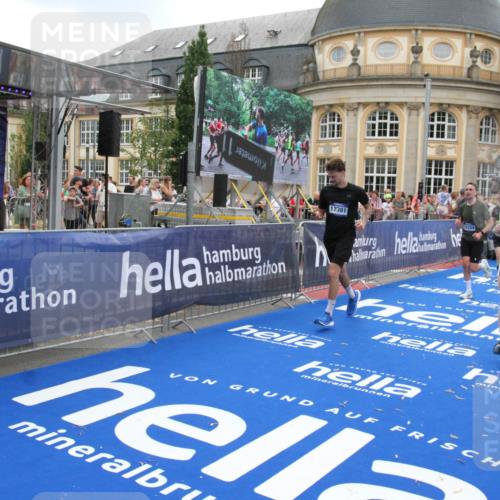 29.06.2025 - hella hamburg halbmarathon Michael Strokosch http://msf.ph/oto/8490233 29.06.2025 10:45:06 Ziel 1171, 1424, 3917, 4997, 6266, 7709, 7843, 9710, 10313, 10741, 11688, 13919, 15334, 15365, 16058, 17381, 17544 meine-sportfotos.de