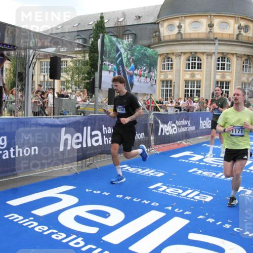 29.06.2025 - hella hamburg halbmarathon Michael Strokosch http://msf.ph/oto/8490245 29.06.2025 10:45:07 Ziel 1171, 2270, 3917, 4997, 6266, 7709, 7843, 9710, 10313, 10741, 11688, 13919, 15334, 15365, 16058, 16689, 17381, 17544 meine-sportfotos.de
