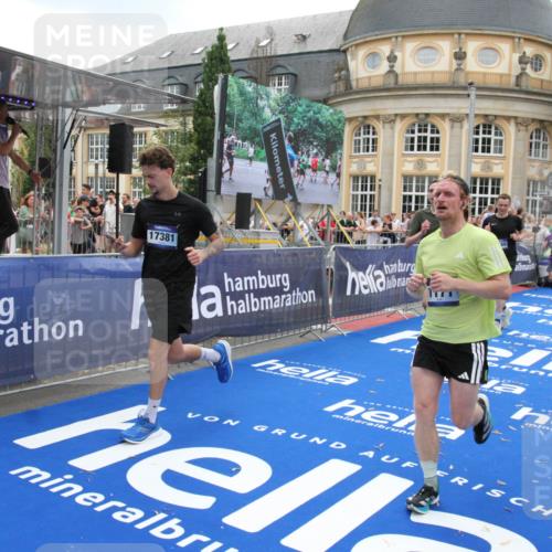 29.06.2025 - hella hamburg halbmarathon Michael Strokosch http://msf.ph/oto/8490253 29.06.2025 10:45:07 Ziel 1171, 2270, 3917, 4997, 6266, 7709, 7843, 9710, 10313, 10741, 11688, 13919, 15334, 15365, 16058, 16689, 17381, 17544 meine-sportfotos.de