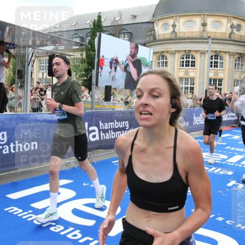 29.06.2025 - hella hamburg halbmarathon Michael Strokosch http://msf.ph/oto/8490277 29.06.2025 10:45:08 Ziel 1171, 2270, 3917, 4997, 6266, 7709, 7843, 9302, 9710, 10313, 10741, 11688, 13919, 15334, 15365, 16685, 16689, 17381 meine-sportfotos.de