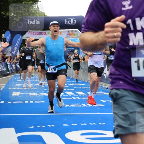 29.06.2025 - hella hamburg halbmarathon Strokosch-Dieckow http://msf.ph/oto/8490302 29.06.2025 10:45:05 Ziel 1171, 2270, 3917, 4997, 6266, 6375, 6575, 6819, 7087, 7709, 7843, 9302, 9710, 10313, 10741, 11688, 13919, 15334, 15365, 15651, 16058, 16685, 16689, 17120, 17381, 17544, 17960, 18346, 18718 meine-sportfotos.de