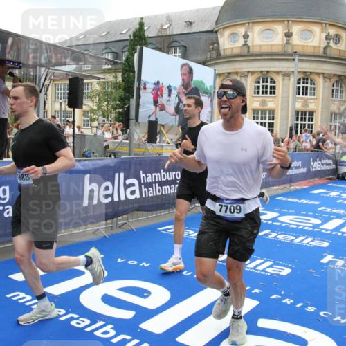 29.06.2025 - hella hamburg halbmarathon Michael Strokosch http://msf.ph/oto/8490305 29.06.2025 10:45:09 Ziel 1171, 2270, 3917, 4997, 6266, 6575, 6819, 7709, 7843, 9302, 9710, 10313, 10741, 11688, 13919, 15334, 15365, 16685, 16689, 17381, 17960 meine-sportfotos.de