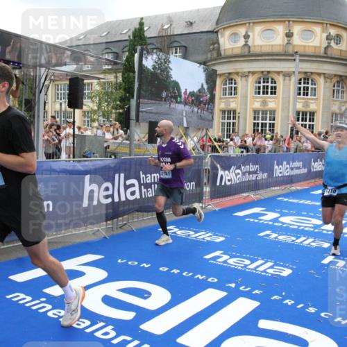 29.06.2025 - hella hamburg halbmarathon Michael Strokosch http://msf.ph/oto/8490337 29.06.2025 10:45:10 Ziel 2270, 3917, 4997, 6266, 6575, 6819, 7087, 7709, 7843, 9302, 9710, 10313, 10741, 11688, 13919, 15334, 15365, 16685, 16689, 17120, 17960, 18346, 18718 meine-sportfotos.de