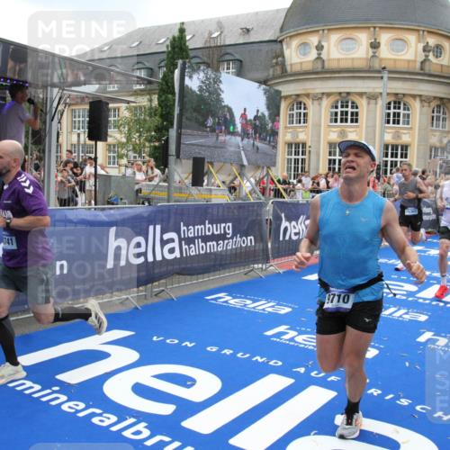 29.06.2025 - hella hamburg halbmarathon Michael Strokosch http://msf.ph/oto/8490379 29.06.2025 10:45:10 Ziel 2270, 3917, 4997, 6266, 6575, 6819, 7087, 7709, 7843, 9302, 9710, 10313, 10741, 11688, 13919, 15334, 15365, 16685, 16689, 17120, 17960, 18346, 18718 meine-sportfotos.de