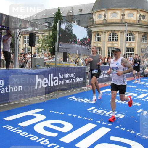29.06.2025 - hella hamburg halbmarathon Michael Strokosch http://msf.ph/oto/8490422 29.06.2025 10:45:11 Ziel 2270, 3917, 4997, 6266, 6575, 6819, 7087, 7709, 9302, 9710, 10313, 10741, 11688, 13919, 15365, 15651, 16685, 16689, 17120, 17960, 18346, 18718 meine-sportfotos.de