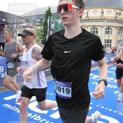 29.06.2025 - hella hamburg halbmarathon Michael Strokosch http://msf.ph/oto/8490427 29.06.2025 10:45:12 Ziel 2270, 3917, 4997, 6375, 6575, 6819, 7087, 9302, 9710, 10313, 10741, 13919, 15365, 15651, 16685, 16689, 17120, 17960, 18346, 18718 meine-sportfotos.de
