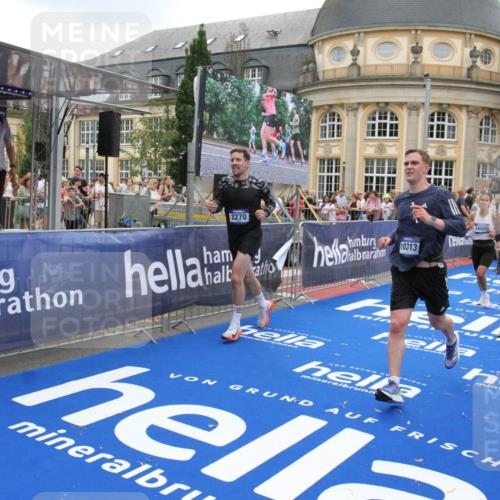 29.06.2025 - hella hamburg halbmarathon Michael Strokosch http://msf.ph/oto/8490473 29.06.2025 10:45:13 Ziel 2270, 3917, 4997, 6054, 6375, 6575, 6819, 7087, 9302, 9710, 10313, 13919, 15365, 15651, 16685, 16689, 17120, 17960, 18346, 18718 meine-sportfotos.de