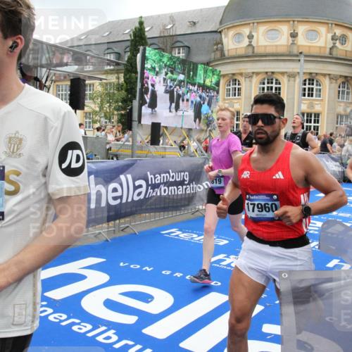 29.06.2025 - hella hamburg halbmarathon Michael Strokosch http://msf.ph/oto/8490515 29.06.2025 10:45:15 Ziel 2270, 6054, 6375, 6575, 6819, 7087, 9302, 10313, 12783, 15636, 15651, 15741, 15760, 16513, 16685, 16689, 17120, 17960, 18346, 18718 meine-sportfotos.de