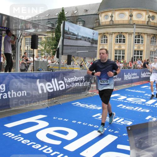 29.06.2025 - hella hamburg halbmarathon Michael Strokosch http://msf.ph/oto/8490597 29.06.2025 10:45:19 Ziel 2188, 5706, 6054, 6375, 7087, 9105, 10064, 12783, 15563, 15636, 15651, 15741, 15760, 16513, 17120, 18346, 18718 meine-sportfotos.de