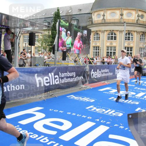 29.06.2025 - hella hamburg halbmarathon Michael Strokosch http://msf.ph/oto/8490612 29.06.2025 10:45:19 Ziel 2188, 5706, 6054, 6375, 7087, 9105, 10064, 12783, 15563, 15636, 15651, 15741, 15760, 16513, 17120, 18346, 18718 meine-sportfotos.de
