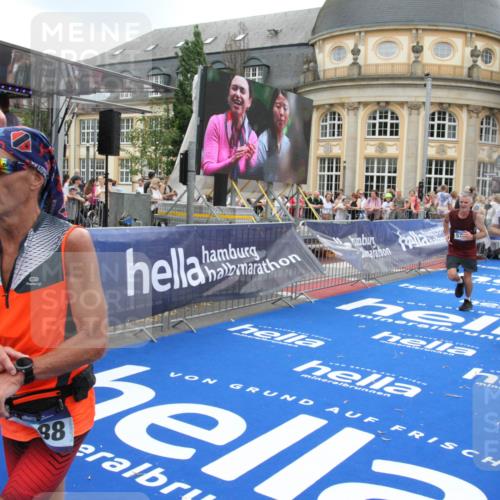29.06.2025 - hella hamburg halbmarathon Michael Strokosch http://msf.ph/oto/8490681 29.06.2025 10:45:24 Ziel 1697, 2188, 2367, 2470, 3186, 5706, 9105, 10064, 11469, 14703, 15563, 15741, 17499, 18407 meine-sportfotos.de