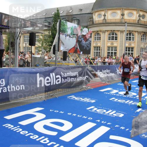29.06.2025 - hella hamburg halbmarathon Michael Strokosch http://msf.ph/oto/8490697 29.06.2025 10:45:24 Ziel 1697, 2188, 2367, 2470, 3186, 5706, 9105, 10064, 11469, 14703, 15563, 15741, 17499, 18407 meine-sportfotos.de