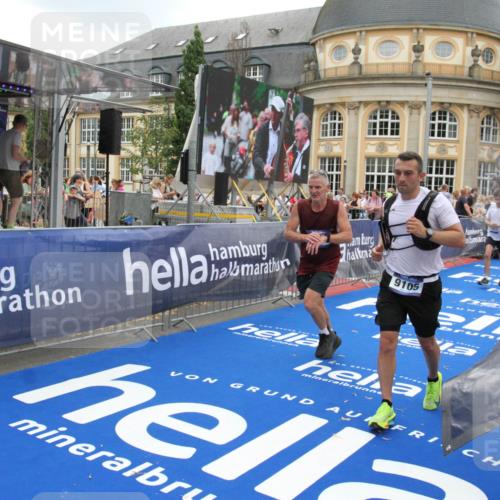 29.06.2025 - hella hamburg halbmarathon Michael Strokosch http://msf.ph/oto/8490703 29.06.2025 10:45:25 Ziel 1697, 2188, 2367, 2470, 3186, 5706, 9105, 10064, 11469, 12643, 14703, 15563, 17499, 18407 meine-sportfotos.de