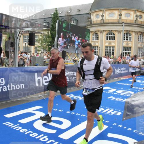 29.06.2025 - hella hamburg halbmarathon Michael Strokosch http://msf.ph/oto/8490713 29.06.2025 10:45:25 Ziel 1697, 2188, 2367, 2470, 3186, 5706, 9105, 10064, 11469, 12643, 14703, 15563, 17499, 18407 meine-sportfotos.de