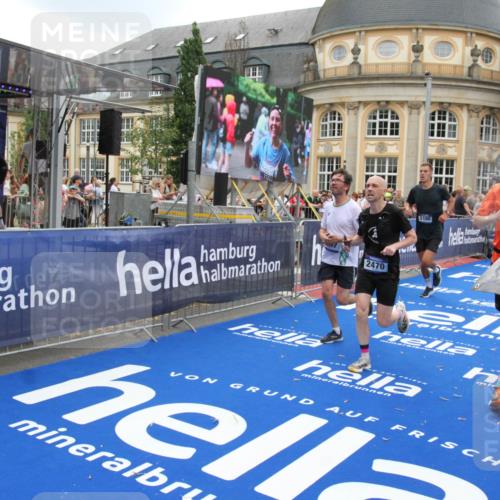 29.06.2025 - hella hamburg halbmarathon Michael Strokosch http://msf.ph/oto/8490724 29.06.2025 10:45:26 Ziel 1697, 2367, 2470, 3186, 5706, 9105, 11469, 12277, 12643, 14703, 17499, 18407, 18638 meine-sportfotos.de