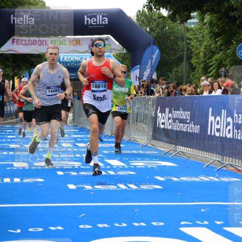 29.06.2025 - hella hamburg halbmarathon Strokosch-Dieckow http://msf.ph/oto/8490744 29.06.2025 10:43:30 Ziel 2653, 3116, 3928, 4080, 5124, 5436, 5506, 7635, 8664, 9931, 10237, 10246, 11648, 12623, 13996, 14484, 14690, 16338, 17391, 17912, 18513, 18775, 18810, 18942, 19009, 19051, 19229 meine-sportfotos.de