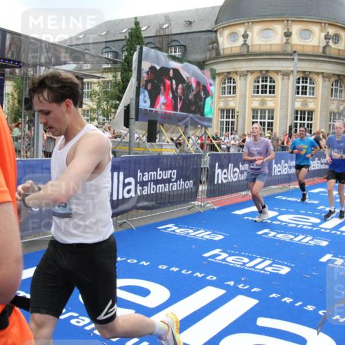 29.06.2025 - hella hamburg halbmarathon Michael Strokosch http://msf.ph/oto/8490750 29.06.2025 10:45:28 Ziel 1697, 2367, 2470, 3186, 5706, 9105, 11469, 12277, 12643, 14703, 16725, 17499, 18407, 18638 meine-sportfotos.de