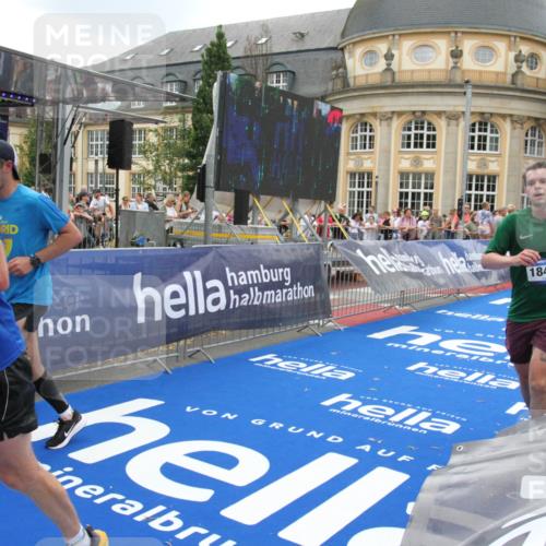 29.06.2025 - hella hamburg halbmarathon Michael Strokosch http://msf.ph/oto/8490786 29.06.2025 10:45:30 Ziel 1697, 3186, 6831, 11469, 12277, 12643, 14062, 14703, 16725, 17499, 18407, 18638 meine-sportfotos.de