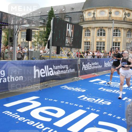 29.06.2025 - hella hamburg halbmarathon Michael Strokosch http://msf.ph/oto/8490802 29.06.2025 10:45:32 Ziel 1697, 2138, 2415, 6831, 8374, 12277, 12643, 14062, 14703, 16725, 18407, 18638 meine-sportfotos.de