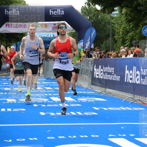 29.06.2025 - hella hamburg halbmarathon Strokosch-Dieckow http://msf.ph/oto/8490803 29.06.2025 10:43:30 Ziel 2653, 3116, 3928, 4080, 5124, 5436, 5506, 7635, 8664, 9931, 10237, 10246, 11648, 12623, 13996, 14484, 14690, 16338, 17391, 17912, 18513, 18775, 18810, 18942, 19009, 19051, 19229 meine-sportfotos.de