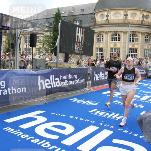 29.06.2025 - hella hamburg halbmarathon Michael Strokosch http://msf.ph/oto/8490818 29.06.2025 10:45:32 Ziel 1697, 2138, 2415, 6831, 8374, 12277, 12643, 14062, 14703, 16725, 18407, 18638 meine-sportfotos.de