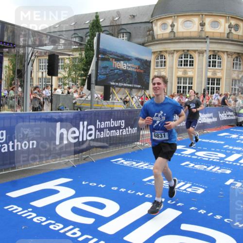 29.06.2025 - hella hamburg halbmarathon Michael Strokosch http://msf.ph/oto/8490897 29.06.2025 10:45:36 Ziel 2138, 2415, 5623, 6831, 8374, 8668, 11291, 11495, 12154, 14062, 15666, 16725, 18878 meine-sportfotos.de