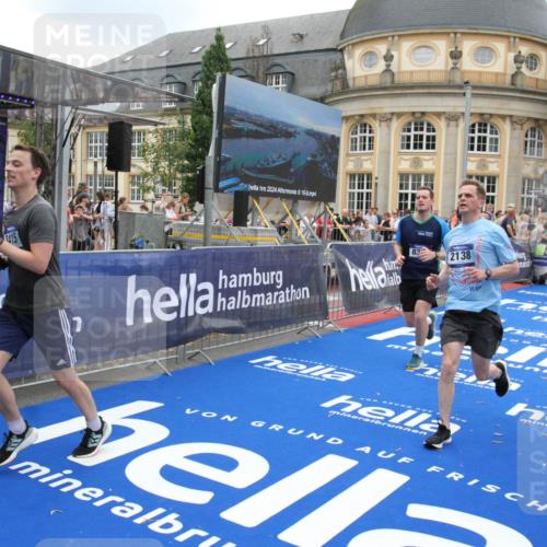 29.06.2025 - hella hamburg halbmarathon Michael Strokosch http://msf.ph/oto/8490921 29.06.2025 10:45:38 Ziel 2138, 2415, 5623, 6831, 8374, 8668, 11291, 11495, 12154, 14062, 14764, 15666, 17674, 18862, 18878 meine-sportfotos.de