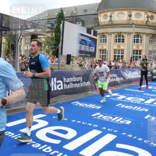 29.06.2025 - hella hamburg halbmarathon Michael Strokosch http://msf.ph/oto/8490962 29.06.2025 10:45:39 Ziel 2138, 2415, 5623, 6071, 6831, 8374, 8668, 11291, 11495, 12154, 14062, 14764, 15666, 17674, 18862, 18878 meine-sportfotos.de