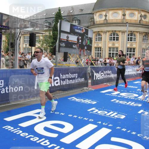 29.06.2025 - hella hamburg halbmarathon Michael Strokosch http://msf.ph/oto/8490978 29.06.2025 10:45:40 Ziel 2138, 2415, 5623, 6071, 6711, 8374, 8668, 11291, 11495, 12154, 14764, 15666, 17674, 18862, 18878 meine-sportfotos.de