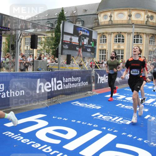 29.06.2025 - hella hamburg halbmarathon Michael Strokosch http://msf.ph/oto/8490998 29.06.2025 10:45:41 Ziel 2138, 5623, 6071, 6711, 8374, 8668, 11291, 11495, 12154, 14764, 15666, 17674, 18862, 18878 meine-sportfotos.de
