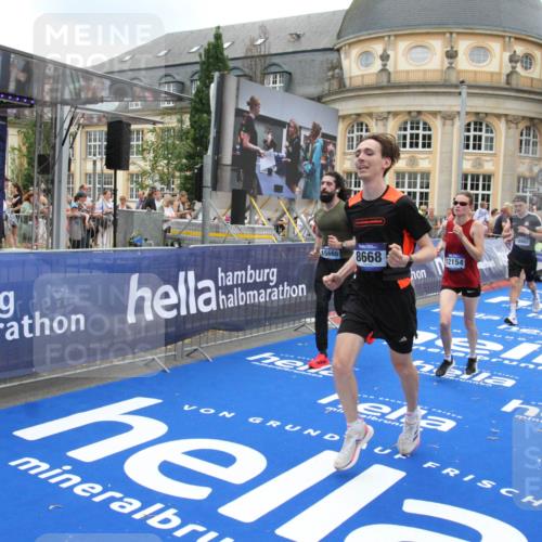 29.06.2025 - hella hamburg halbmarathon Michael Strokosch http://msf.ph/oto/8491017 29.06.2025 10:45:41 Ziel 2138, 5623, 6071, 6711, 8374, 8668, 11291, 11495, 12154, 14764, 15666, 17674, 18862, 18878 meine-sportfotos.de