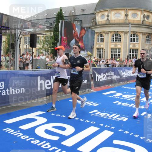 29.06.2025 - hella hamburg halbmarathon Michael Strokosch http://msf.ph/oto/8491077 29.06.2025 10:45:43 Ziel 5047, 6071, 6711, 8668, 11291, 11495, 12154, 14764, 15666, 16617, 17332, 17674, 18862, 18878 meine-sportfotos.de