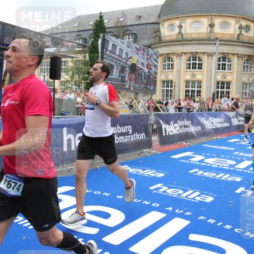 29.06.2025 - hella hamburg halbmarathon Michael Strokosch http://msf.ph/oto/8491132 29.06.2025 10:45:45 Ziel 4854, 5047, 6071, 6711, 11291, 11495, 13975, 14374, 14764, 16617, 17332, 17674, 17835, 18862 meine-sportfotos.de