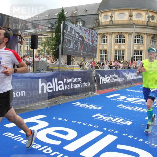 29.06.2025 - hella hamburg halbmarathon Michael Strokosch http://msf.ph/oto/8491143 29.06.2025 10:45:46 Ziel 4854, 5047, 6071, 6711, 13975, 14374, 14764, 16617, 17332, 17674, 17835, 18862 meine-sportfotos.de