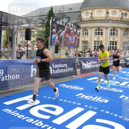 29.06.2025 - hella hamburg halbmarathon Michael Strokosch http://msf.ph/oto/8491200 29.06.2025 10:45:48 Ziel 4345, 4854, 5047, 6071, 6290, 6711, 7385, 13975, 14374, 16617, 17332, 17835 meine-sportfotos.de