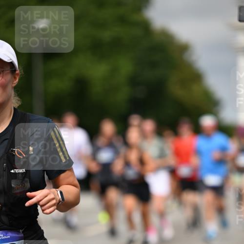 29.06.2025 - hella hamburg halbmarathon Dr. Thomas Lammeyer http://msf.ph/oto/8491214 29.06.2025 10:21:59 Kennedybrücke 1015, 1067, 1204, 1274, 1298, 1458, 1554, 1622, 1641, 1749, 1982, 2094, 2147, 2548, 2931, 3138, 3292, 3977, 4218, 4804, 5002, 5004, 5023, 5294, 7094, 7258, 7641, 8144, 8248, 8351, 8607, 9539, 9734, 9798, 10332, 10509, 10677, 10831, 11275, 11372 meine-sportfotos.de