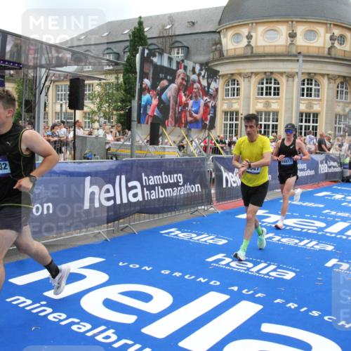 29.06.2025 - hella hamburg halbmarathon Michael Strokosch http://msf.ph/oto/8491218 29.06.2025 10:45:49 Ziel 4345, 4854, 5047, 6290, 6711, 7385, 13975, 14374, 16617, 17332, 17835 meine-sportfotos.de