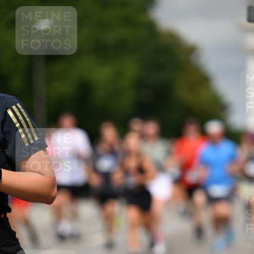 29.06.2025 - hella hamburg halbmarathon Dr. Thomas Lammeyer http://msf.ph/oto/8491221 29.06.2025 10:21:59 Kennedybrücke 1015, 1067, 1204, 1274, 1298, 1458, 1554, 1622, 1641, 1749, 1982, 2094, 2147, 2548, 2931, 3138, 3292, 3977, 4218, 4804, 5002, 5004, 5023, 5294, 7094, 7258, 7641, 8144, 8248, 8351, 8607, 9539, 9734, 9798, 10332, 10509, 10677, 10831, 11275, 11372 meine-sportfotos.de