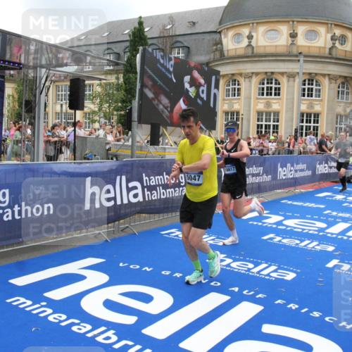 29.06.2025 - hella hamburg halbmarathon Michael Strokosch http://msf.ph/oto/8491232 29.06.2025 10:45:49 Ziel 4345, 4854, 5047, 6290, 6711, 7385, 13975, 14374, 16617, 17332, 17835 meine-sportfotos.de
