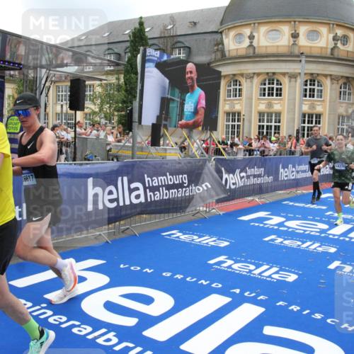 29.06.2025 - hella hamburg halbmarathon Michael Strokosch http://msf.ph/oto/8491248 29.06.2025 10:45:50 Ziel 4345, 4854, 5047, 6290, 7385, 13975, 14374, 16617, 16624, 17332, 17835 meine-sportfotos.de