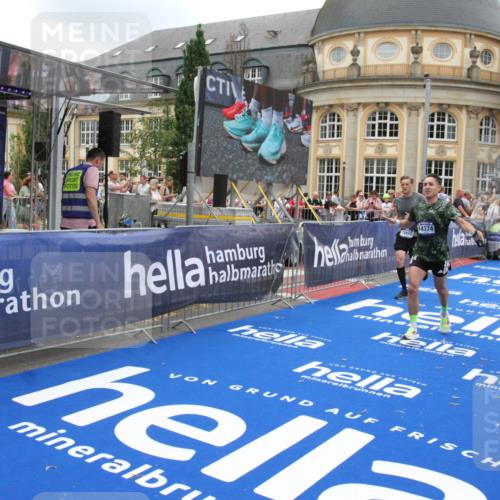 29.06.2025 - hella hamburg halbmarathon Michael Strokosch http://msf.ph/oto/8491266 29.06.2025 10:45:50 Ziel 4345, 4854, 5047, 6290, 7385, 13975, 14374, 16617, 16624, 17332, 17835 meine-sportfotos.de