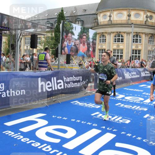 29.06.2025 - hella hamburg halbmarathon Michael Strokosch http://msf.ph/oto/8491279 29.06.2025 10:45:51 Ziel 3477, 4345, 4854, 5047, 6290, 7385, 13975, 14374, 16617, 16624, 17332, 17835 meine-sportfotos.de