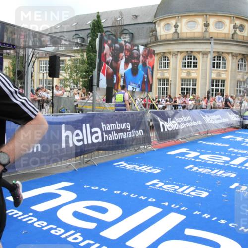 29.06.2025 - hella hamburg halbmarathon Michael Strokosch http://msf.ph/oto/8491331 29.06.2025 10:45:53 Ziel 3477, 4345, 4854, 6290, 7385, 10792, 11821, 13975, 14374, 14911, 16624, 17835, 18185 meine-sportfotos.de
