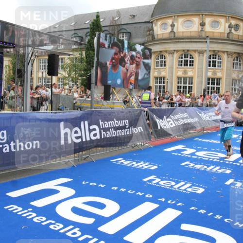 29.06.2025 - hella hamburg halbmarathon Michael Strokosch http://msf.ph/oto/8491355 29.06.2025 10:45:54 Ziel 3477, 4345, 4854, 6290, 6532, 7385, 10792, 11821, 13975, 14374, 14911, 15149, 16624, 17835, 18185 meine-sportfotos.de