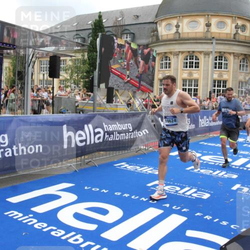 29.06.2025 - hella hamburg halbmarathon Michael Strokosch http://msf.ph/oto/8491409 29.06.2025 10:45:56 Ziel 3477, 4277, 4345, 6290, 6532, 7385, 8577, 8871, 10792, 11821, 14911, 15149, 16624, 18185, 19116 meine-sportfotos.de