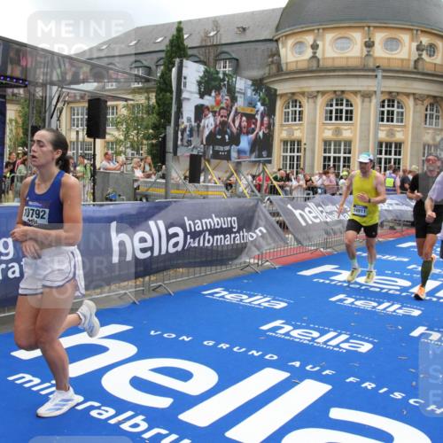 29.06.2025 - hella hamburg halbmarathon Michael Strokosch http://msf.ph/oto/8491469 29.06.2025 10:45:59 Ziel 2189, 3477, 4277, 6532, 8577, 8871, 10792, 11821, 12084, 14462, 14911, 15149, 16624, 17008, 18185, 19116 meine-sportfotos.de