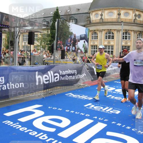 29.06.2025 - hella hamburg halbmarathon Michael Strokosch http://msf.ph/oto/8491488 29.06.2025 10:45:59 Ziel 2189, 3477, 4277, 6532, 8577, 8871, 10792, 11821, 12084, 14462, 14911, 15149, 16624, 17008, 18185, 19116 meine-sportfotos.de