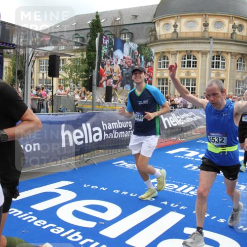 29.06.2025 - hella hamburg halbmarathon Michael Strokosch http://msf.ph/oto/8491545 29.06.2025 10:46:01 Ziel 2189, 4277, 5648, 6532, 8269, 8577, 8871, 10792, 11821, 11936, 12084, 14462, 14911, 15149, 17008, 18081, 18185, 19116 meine-sportfotos.de